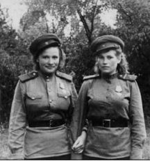 Кузякова (Кудряшова) Клавдия Петровна (справа) с подругой. Чехословакия, май 1945 года
