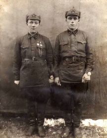 Федюшкин Захар Романович (на фото слева)