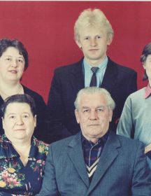 Поляков Василий Андреевич (на фото 2-й справа)