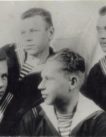 Шелковников Алексей Иванович (справа)