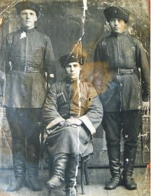 Алейников Федор Григорьевич (на фото справа)