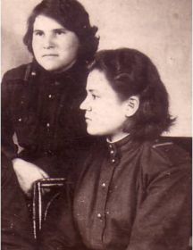 Григорьева Валентина Васильевна (справа)