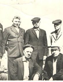 Герасимов Григорий Павлович(стоит 2-й справа)