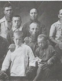 Дмитриев Илья Трофимович(сидит справа)красно
