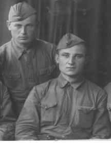 Савченко Алексей Андреевич (первый слева)