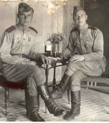Ведерников Александр Григорьевич (слева, снимок сделан в Германии)
