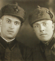 Ведерников Михаил Григорьевич (справа)