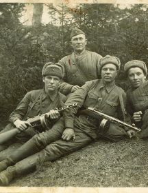 Захаров Владимир Егорович (на фото в центре)