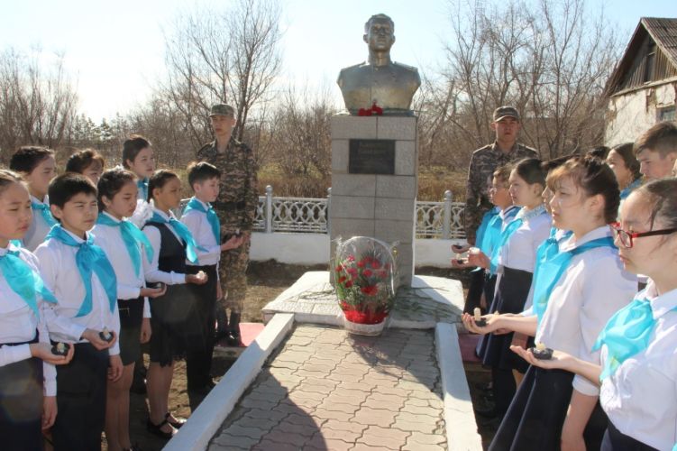 Акция  «Свеча Памяти» в селе Жолкудук 13.04.2019(Организаторы ЦРМИ г.АКСУ.Фотограф Жумагали Сейтенов)