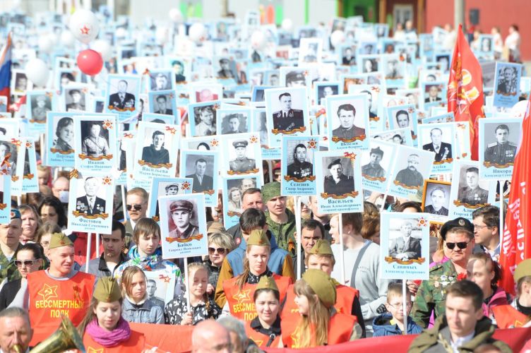 Бессмертный полк в полярных зорях