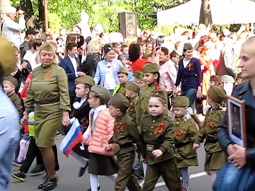 Дети в строю Бессмертного полка.