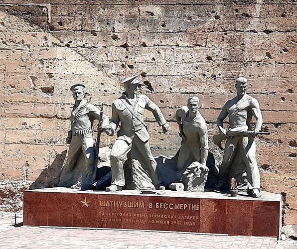 В Севастополе открыли памятник  защитникам города, погибшим на 14 береговой батарее