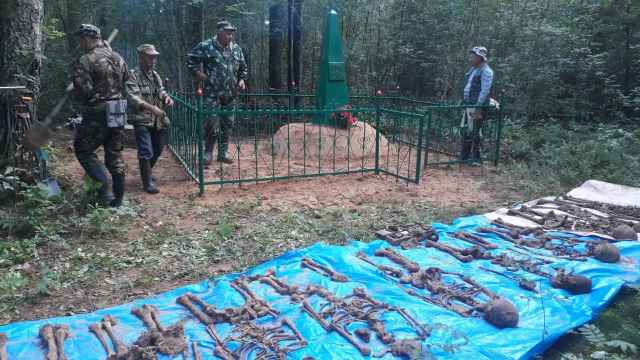 Поисковики перенесли труднодоступное воинское захоронение в Солецком районе