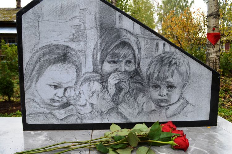 В Бабаеве открыли памятник детям войны