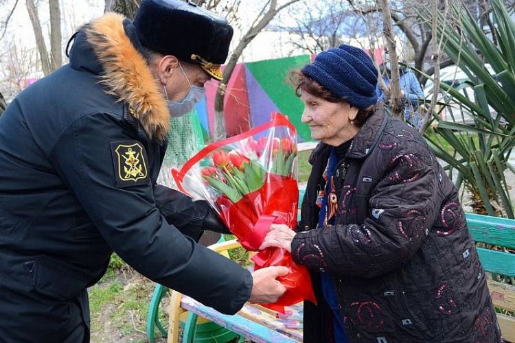 Новороссийские десантники поздравили 94-летнюю фронтовичку с Международным женским днем