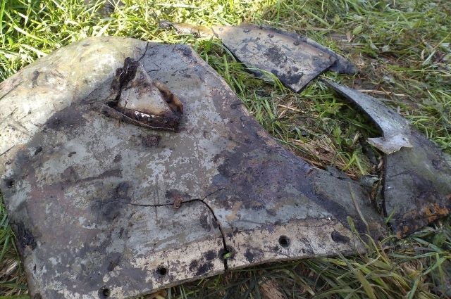 Несколько фрагментов брони и стекла Ил-2 подняли псковские поисковики