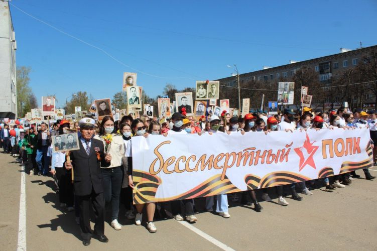 В этот погожий солнечный майский день колонна Бессмертного полка прошла по главной улице от канашского вагоностроительного завода к центральной городской площади