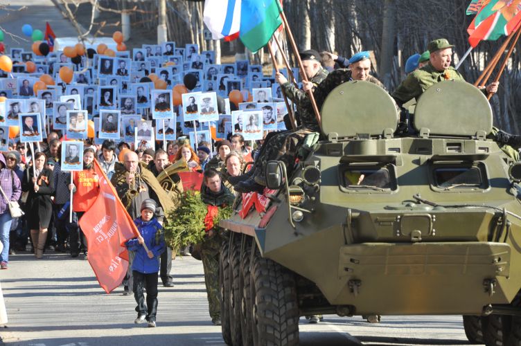 Бессмертный полк в полярных зорях