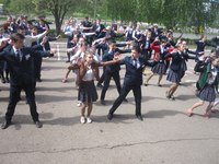 Танцевальный Марафон "ТАНЦУЮЩИЕ ЧЕЛНЫ", посвященный 70-летию Победы прошел в школах 19 мая