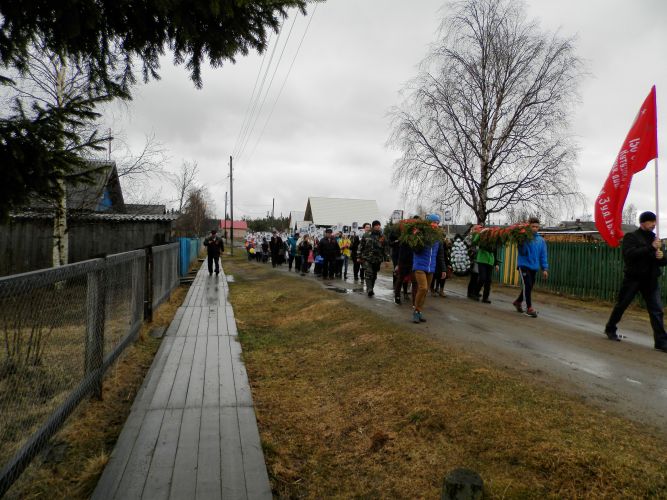 В селе Хабариха прошёл Бессмертный полк. Жителей села не испугал ливневый дождь.