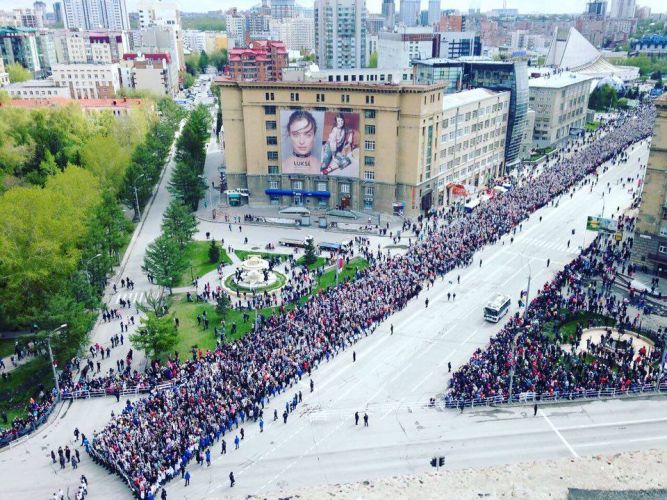 В колонну "Бессмертного полка" в этом году в Новосибирске встали 250 тысяч человек