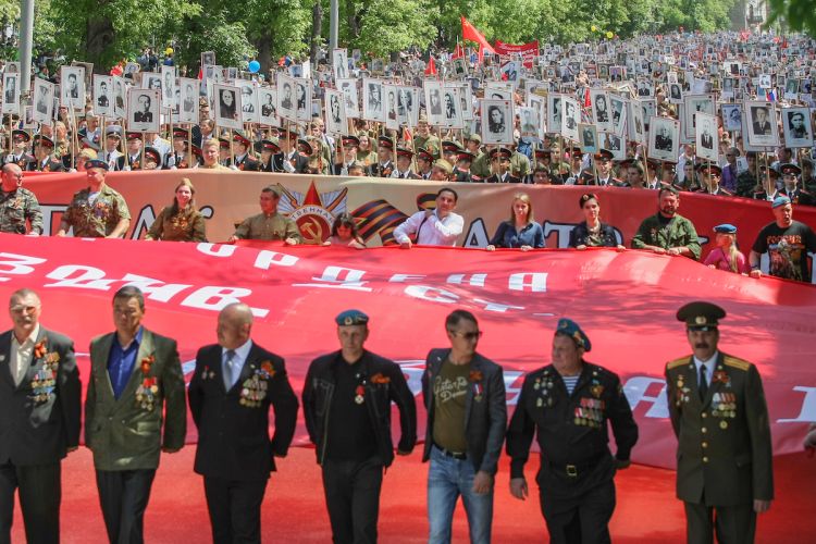 Свыше 15 тысяч человек приняли участие в шествии "Бессмертного полка" в Астрахани
