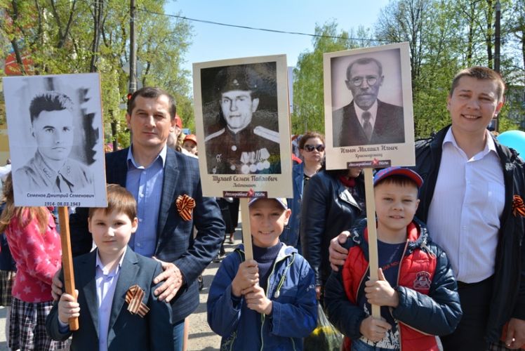В городе Канаш Чувашской Республики 9 мая 2016 года колонна Бессмертного полка прошла по главной улице.