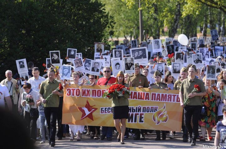 В Латвии школе, педагоги которой провели "Бессмертный полк" в Риге, отказали в аккредитации