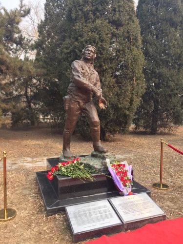 Открытие памятника Советский Сокол в Пекине в парке Чаян