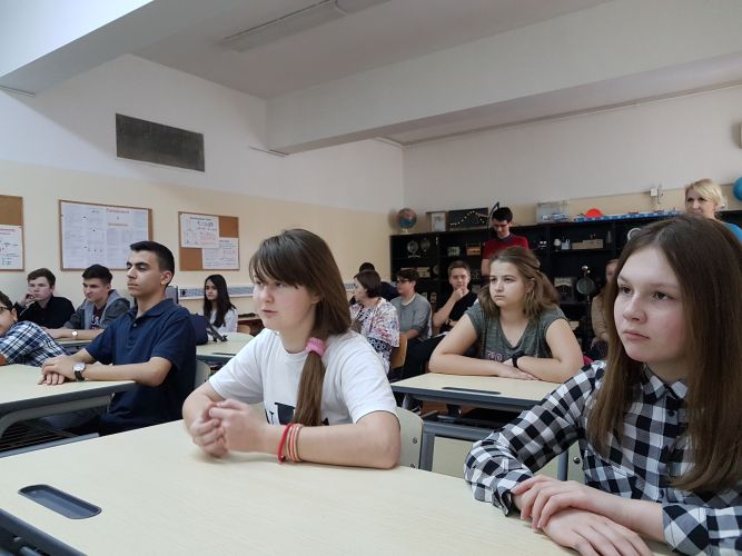Учащиеся школы при Посольстве России в Румынии оказывают помощь