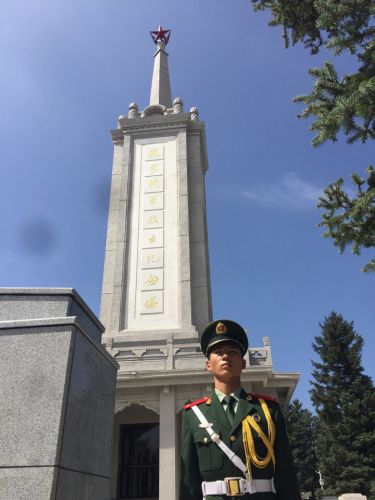 Впервые родственники советских солдат на братской могиле в Китае в уезде Чжанбэй.