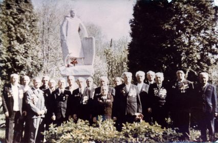 Звягинцы - участники ВОВ (9 мая 1991 или 1992 г.). Среди них мой папа Егоров Иван Илларионович - в центре в 1-м ряду. Прошу Звягинцев помочь вспомнить поименно всех, кто на фото.