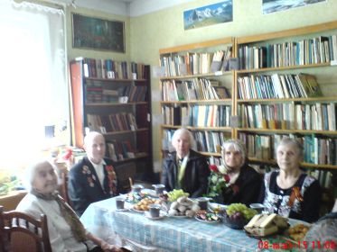 2015. 8 мая. В Звягинской библиотеке чаепитие для ветеранов.