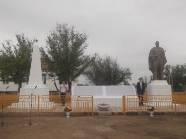 Памятник и Обелиск «Воинам – освободителям»п.Улан-Хол Лаганского района