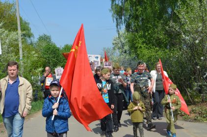 2019 г. 9 мая, Звягино (г. Пушкино). БЕССМЕРТНЫЙ ПОЛК - первый в истории Звягино. С каждой улицей участников становилось всё больше. Московская область.