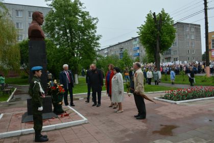 возложение цветов к памятнику К.Рокоссовского