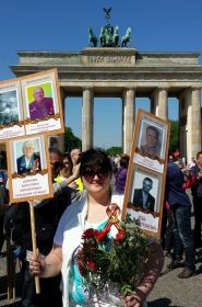 Акция стартовала у символа Берлина-Бранденбургских ворот.