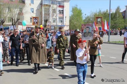 Кураторы полка встали в строй с портетами своих героев