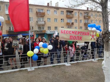 На возложении венков у памятника, погибши воинам-селенгинцам в годы Великой Отечественной Войны.