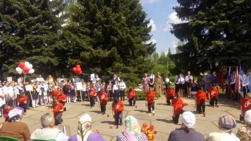 А 9 мая 2019 года тарасковцы пришли и к мемориалу в п. Зендиково на шествие "Бессмертного полка" г.о. Кашира и приняли участие в праздничной программе