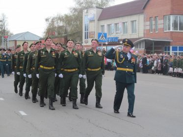 Торжественным маршем по площади проходят воины Топчихинского гарнизона