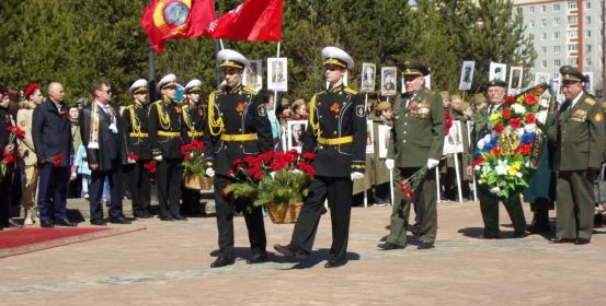 Торжественная церемония возложения цветов к памятнику Воину-освободителю