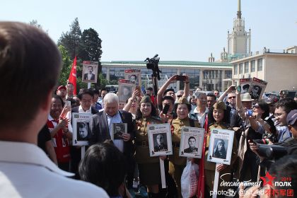 Летчики-добровольцы в строю Бессмертного полка.