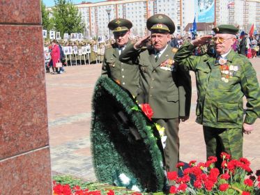 Отдание воинской чести у памятника Воину-освободителю представителями старшего поколения