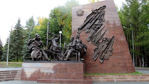 Памятник труженикам тыла в парке Победы в Уфе
