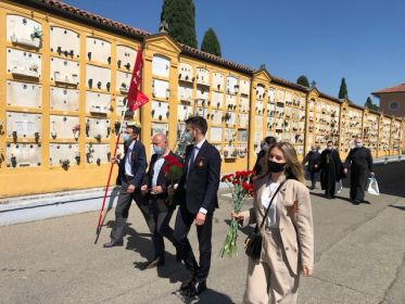 На возложение цветов прибыл атташе Генерального консульства России в Милане