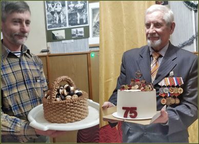 Для праздничного чаепития членом «Бессмертного полка» кондитером 5 разряда Анатолием Тумановым (на коллаже слева) был изготовлен вот такой замечательный торт