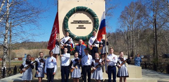 Почётный караул у памятника землякам, погибшим в годы войны.