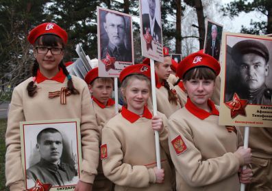 Портреты солдат Великой Отечественной несут юнармейцы