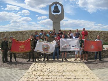 Участники экспедиции на Россошинском мемориале